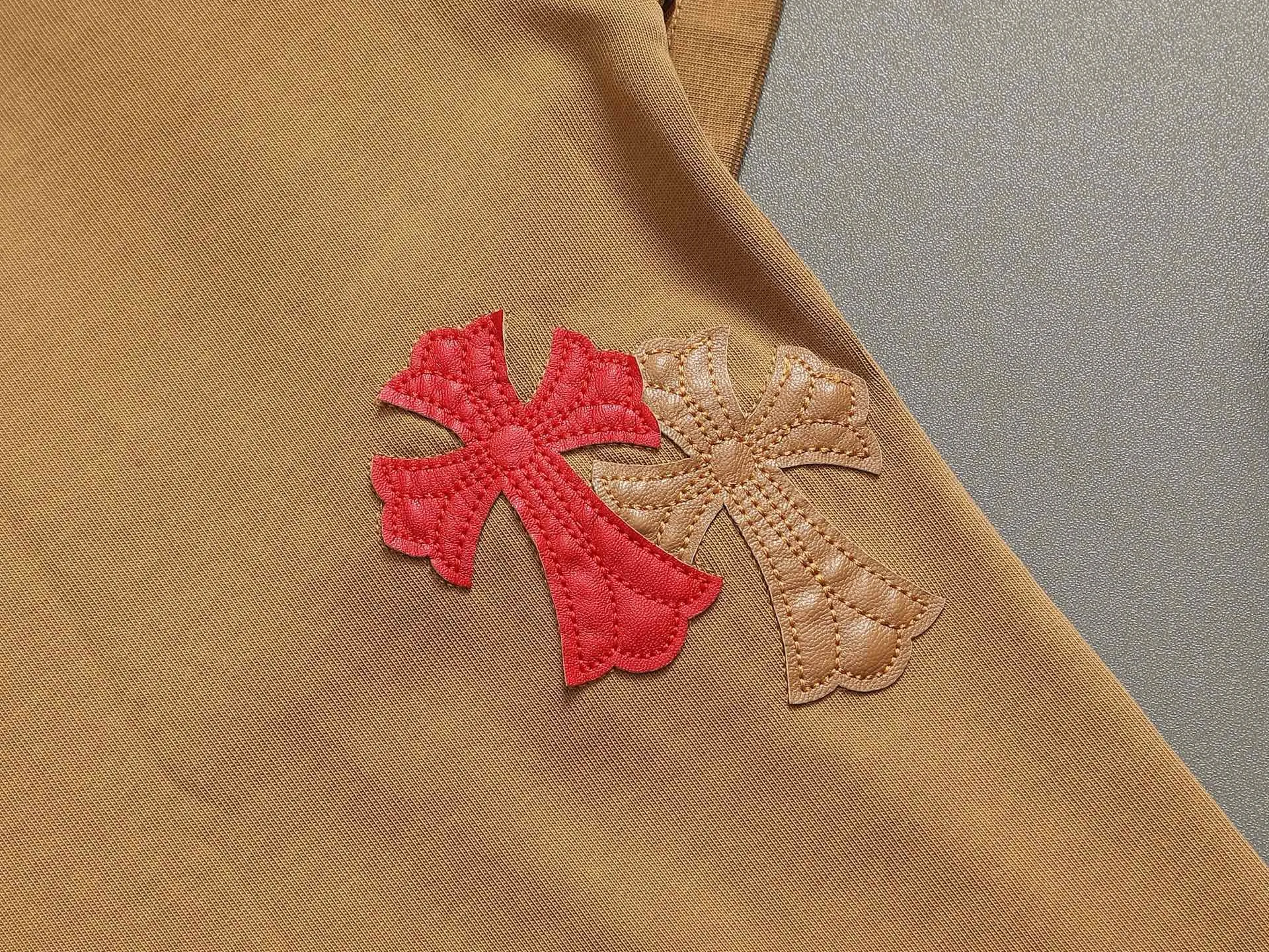 🅿️220 Chrome hearts ch Chrome hearts cross leather short-sleeved T-shirts. Large version. Loose and stylish. The difference is the low version, the slim version, the upper body and the crotch. 100% commitment: top quality, not fast food. The highest version on the market. Top quality, 320 grams. 26 custom-dyed double yarn cotton, same style for men and women, complete with three standards. Color: Black White Khaki Size: XS-L Size chart: